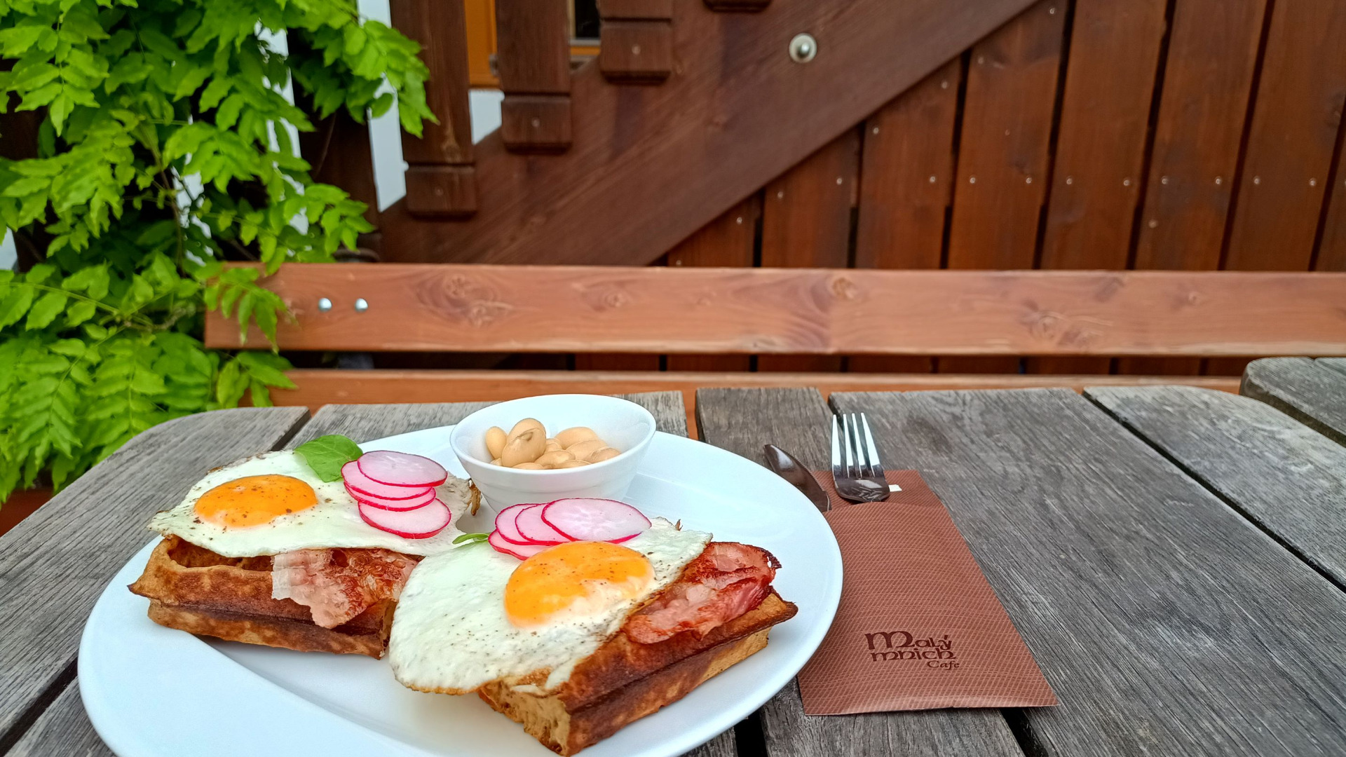 Vafle po anglicku se slaninou a vejci k snídani