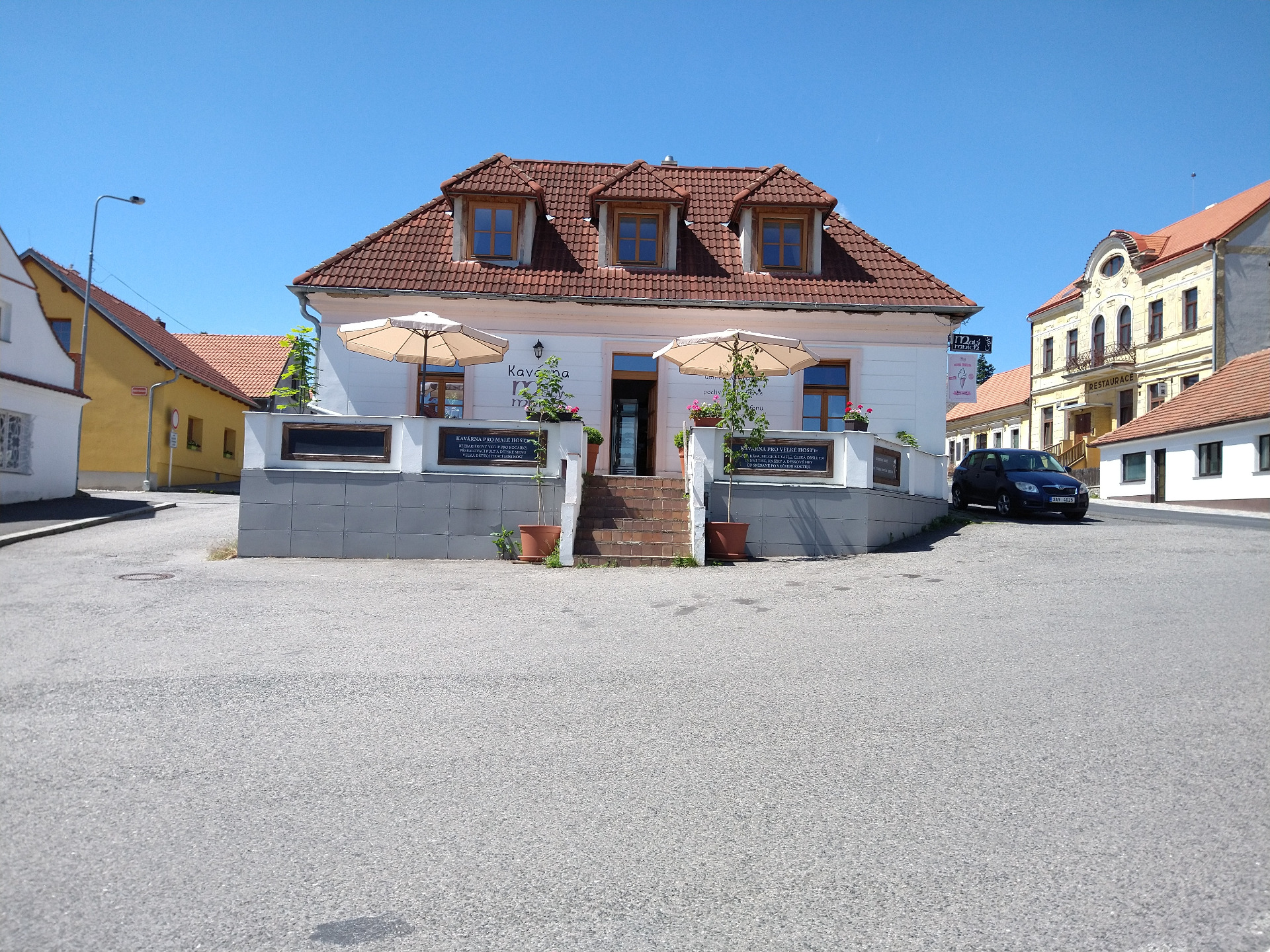 Dům kavárny Malý mnich s apartmány v Mníšku pod Brdy