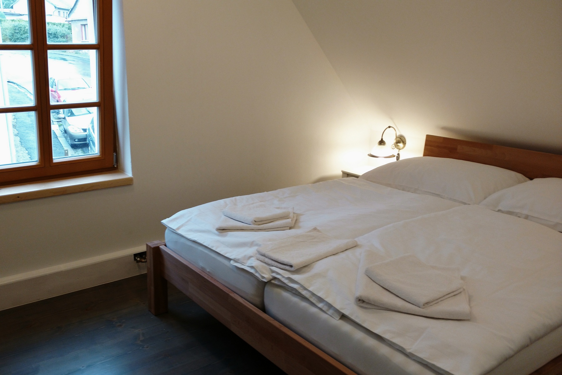 Podkrovní apartmán 2+kk, 35m2 k pronájmu v Mníšku pod Brdy