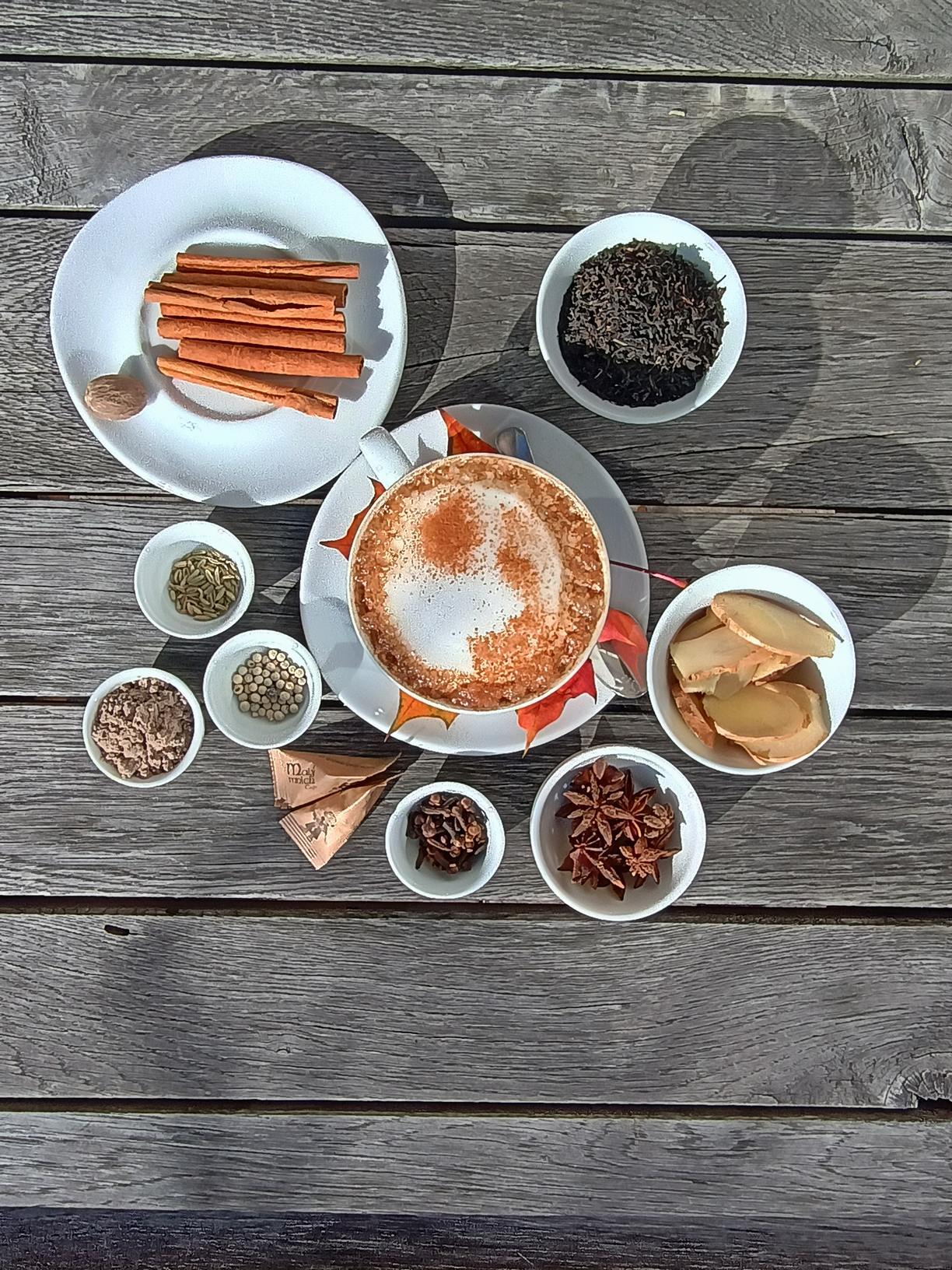 Chai latte a koření používané k přípravě chai v Malém mnichovi